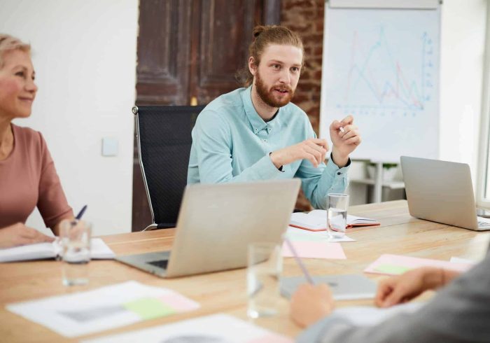 it-consultant-in-meeting2